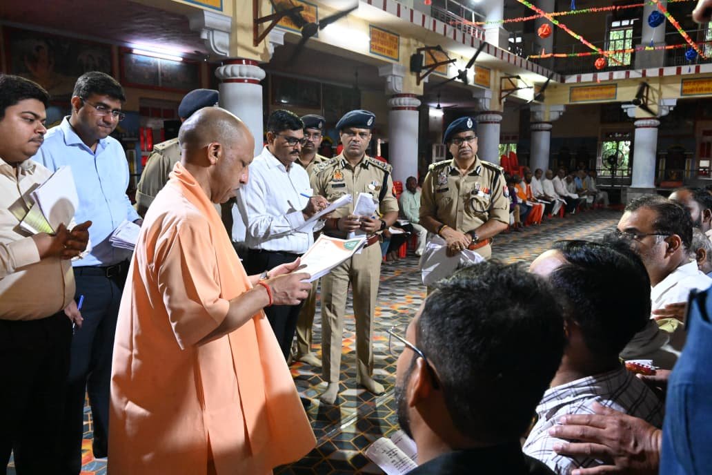 “गोरखपुर जनता दर्शन में फरियादियों की समस्याएं सुनते सीएम योगी आदित्यनाथ”